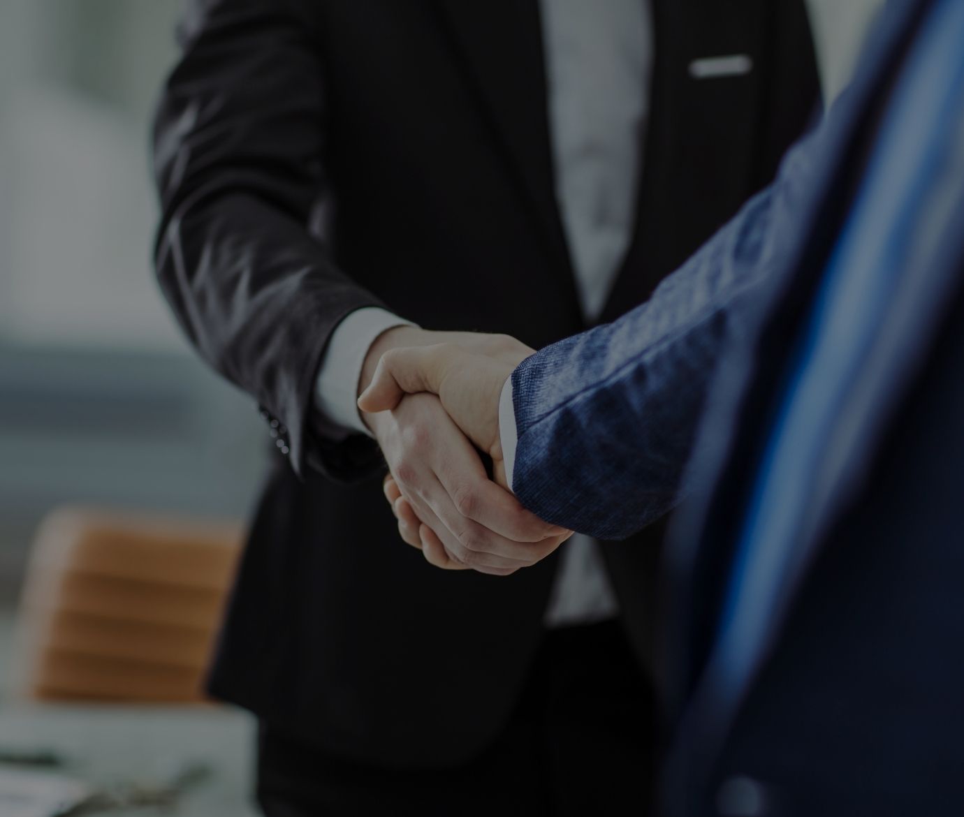 Aperto de mão entre cliente e consultor da Estrategor, simbolizando uma parceria de sucesso na gestão de benefícios fiscais e incentivos.