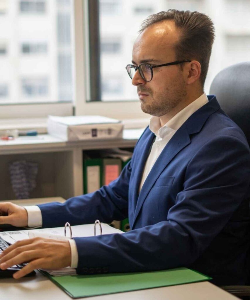 Consultor Miguel Teixeira a trabalhar na elaboração de projetos no escritório.