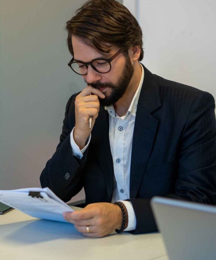 Ricardo Fernandes em análise crítica de processos e documentação de clientes.