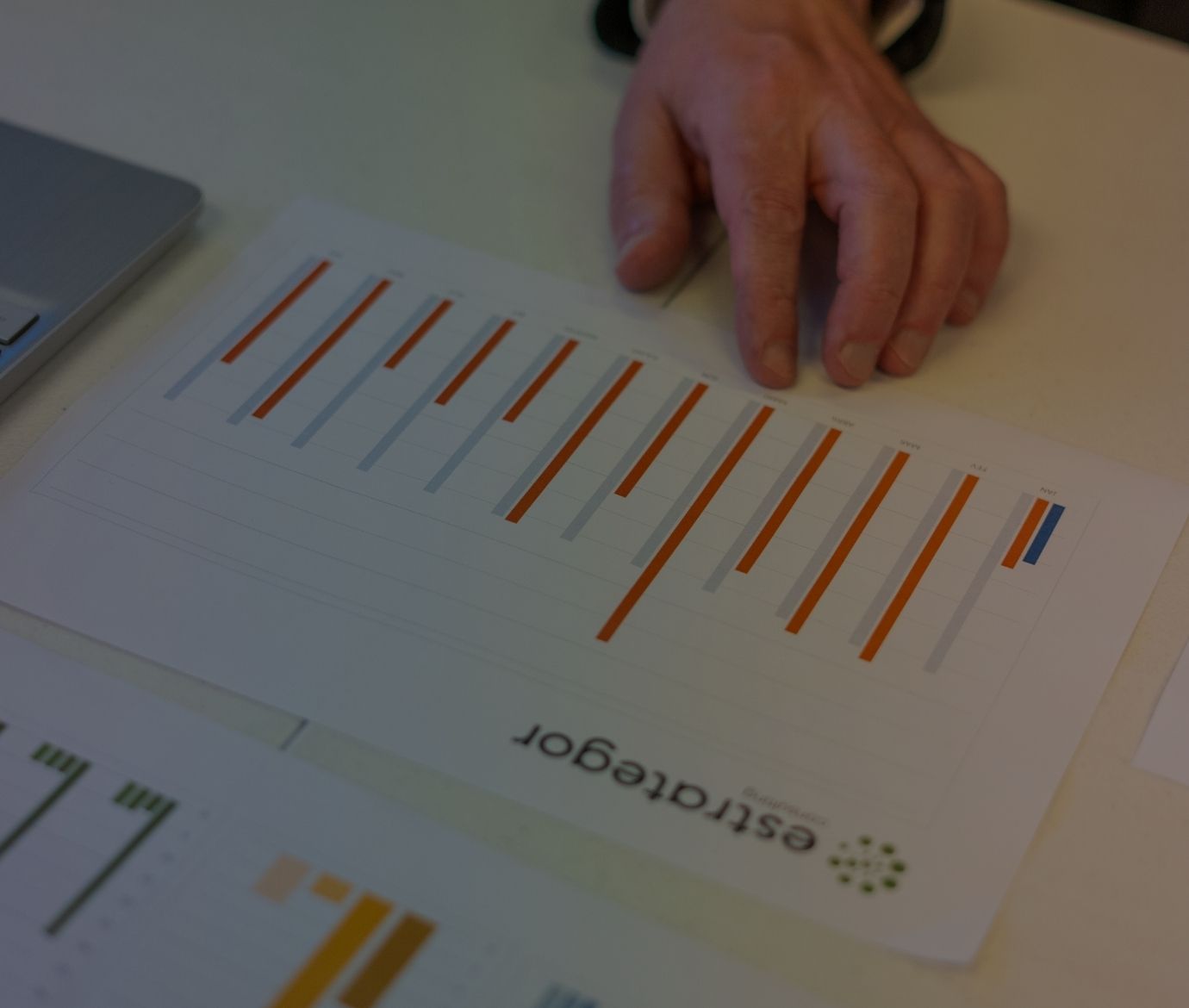 Consultor a analisar gráfico de desempenho em documento oficial da Estrategor, no âmbito das Obrigações Declarativas de Preços de Transferência.